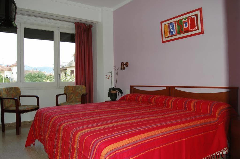 Hostal Torras Сант Хилари Сакалм Екстериор снимка